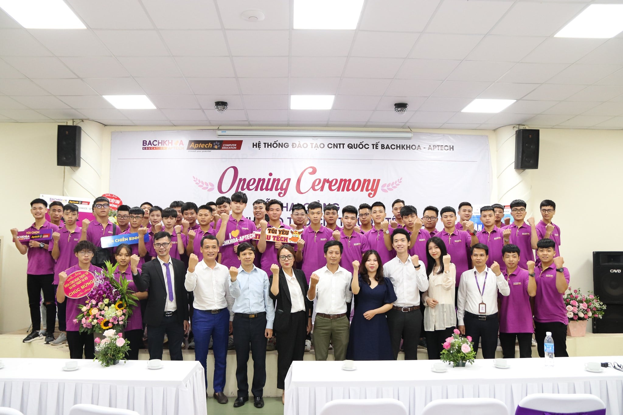 LỄ KÝ KẾ HỢP TÁC ĐÀO TẠO TIẾNG ANH CNTT GIỮA BACHKHOA-APTECH VÀ IZONE